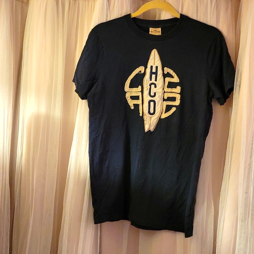Hollister tee